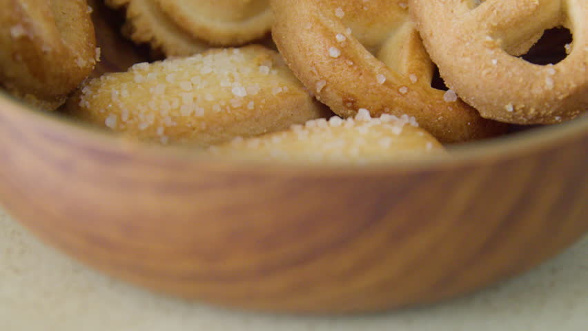 Fresh cookies in a wooden bowl.