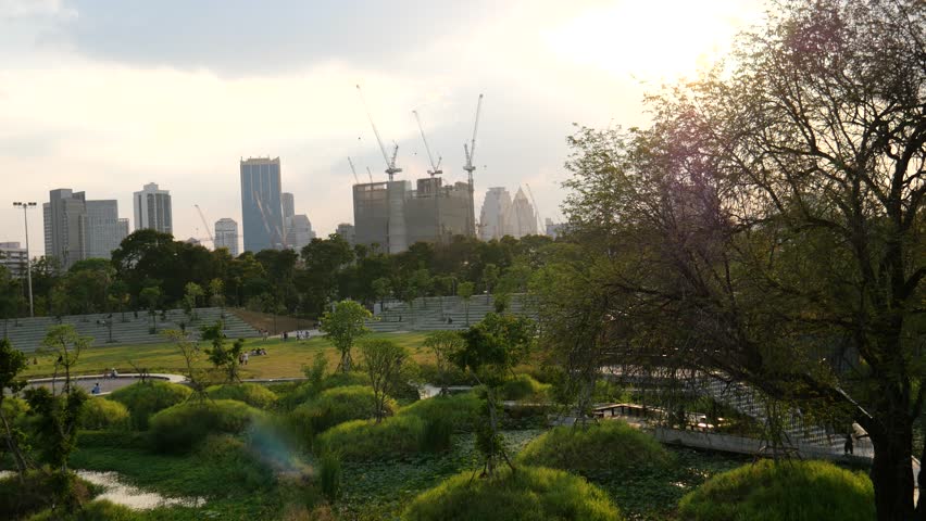 Bangkok Forest Park (Benjakitti Forest Park) locates in the central part of Bangkok. It’s also a new tourist attraction. There is an elevated walkway connecting the neighboring areas