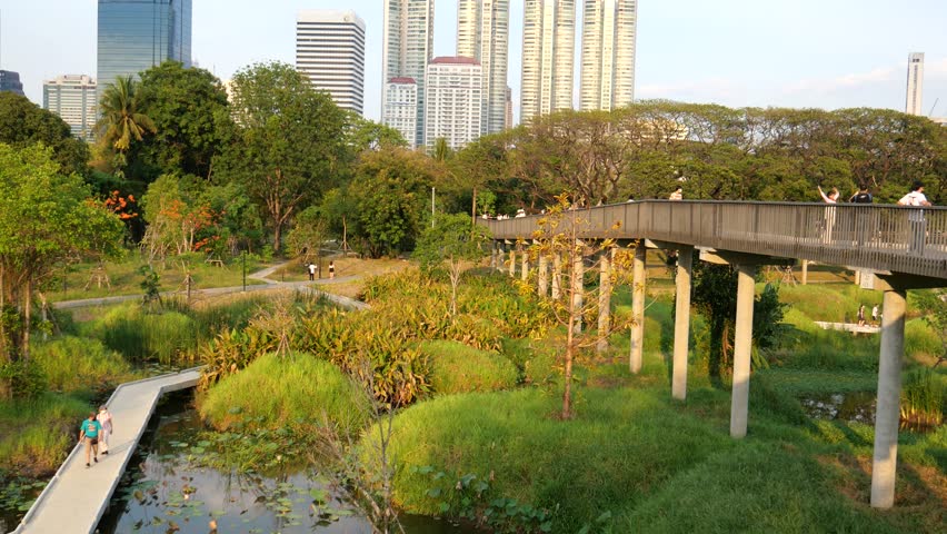 Bangkok Forest Park (Benjakitti Forest Park) locates in the central part of Bangkok. It’s also a new tourist attraction. There is an elevated walkway connecting the neighboring areas