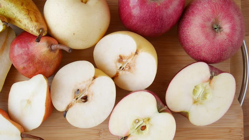 Apples and pears on the table.