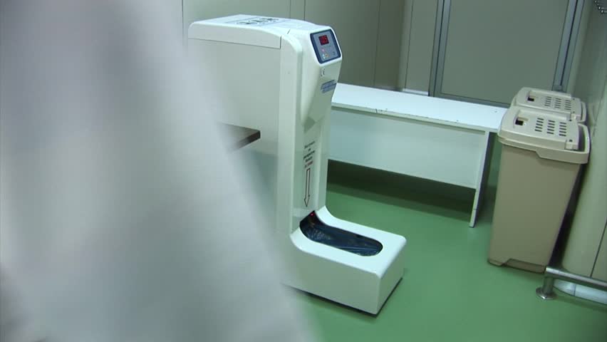 Automatic dressing medical shoes (shoe covers)