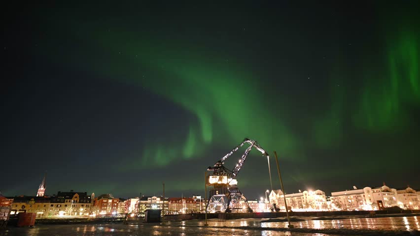 Vibrant aurora borealis illuminates Luleå