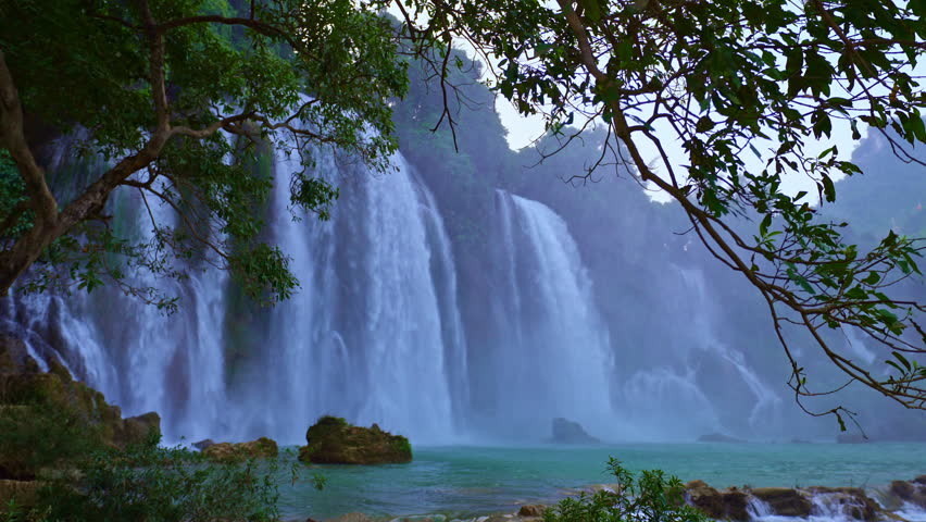 Amazing Ban Gioc Waterfall (Ban Gioc Waterfall) or in China it is called Detian Falls, which is the 4th largest waterfall in the world. Its location is on the border between Vietnam and China