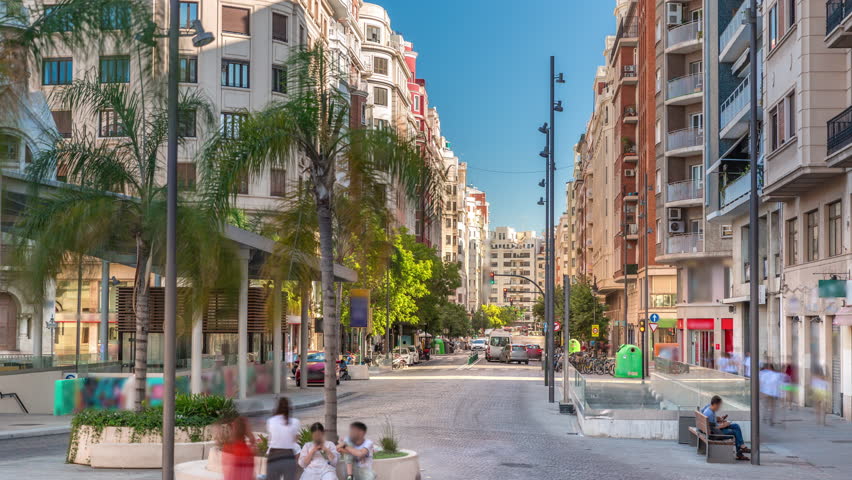 Traffic passes near a bus stop close to Valencia Central Market on avenue de l