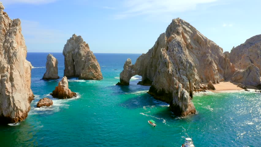 The Cabo San Lucas Arch is an iconic rock formation in Baja California Sur, Mexico, where the Pacific Ocean and the Sea of ​​Cortez meet. Sculpted by erosion, it