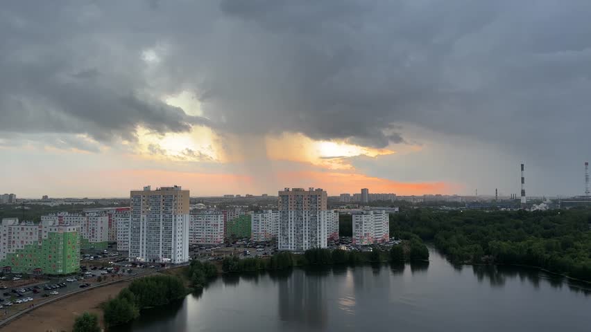 A city skyline with a large building in the background and a large body of water in the foreground