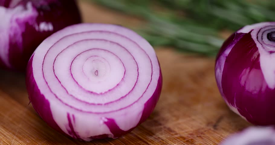 peeled red onions on a chopping board, preparing red onions for cooking in dishes