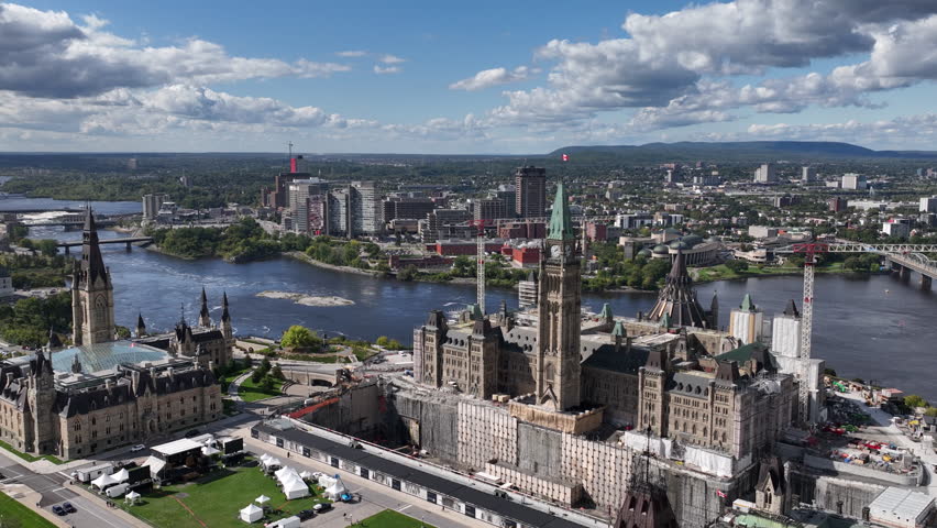 Parliament hill downtown slow dolly
