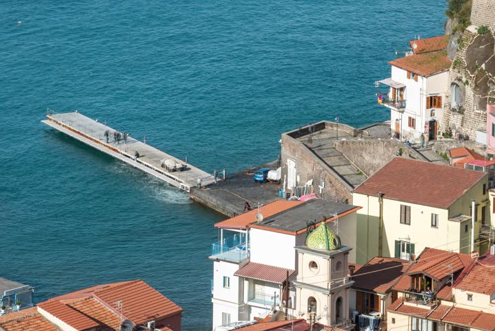 Timelapse of daily life in the streets of Sorrento, with people and cars in motion. Naples, Italy.