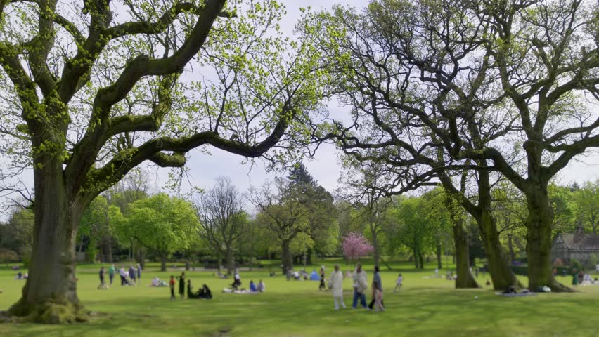 Canon Hill Park, Birmingham, sunny weekend afternoon.
Wide angle shot of Canon Hill Park. People blurred a little for anonymity.