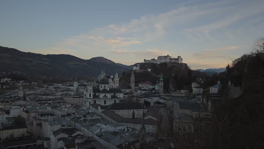 Festung Hohensalzburg Stadt Salzburg, Oesterreich Blick von der Aussichtsplattform im Winter. Hohensalzburg Fortress on Festungsberg Salzburg, Austria view from the observation deck in winter. 