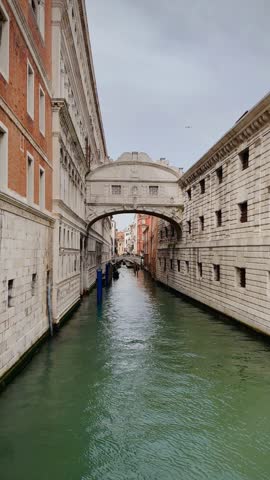 This video showcases the iconic Bridge of Sighs in Venice, Italy, capturing its architectural beauty and the surrounding canal. A glimpse into Venetian history and culture.