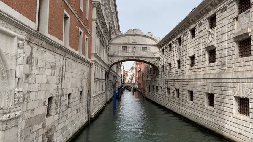 This video showcases the iconic Bridge of Sighs in Venice, Italy, capturing its architectural beauty and the surrounding canal. A glimpse into Venetian history and culture.