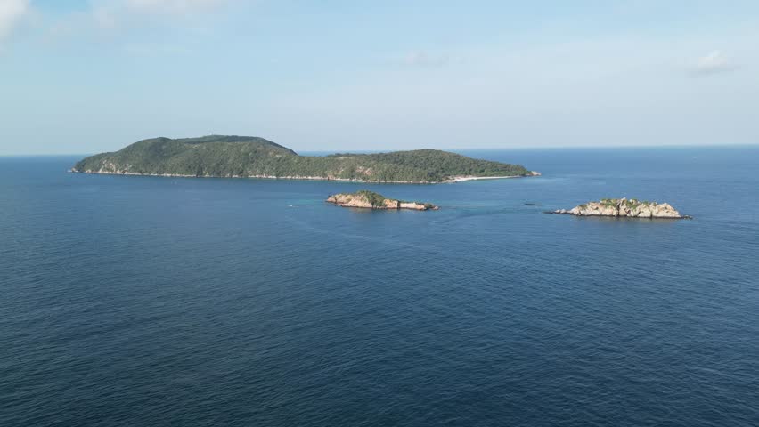 Thai fishing boat, fishing boat, fishing on the emerald beautiful sea of ​​the south sea of ​​Thailand Samaesan Island
