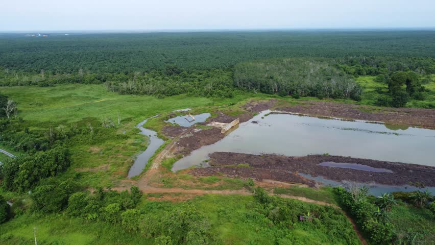 The process of building water irrigation to irrigate plantation areas by digging water channels