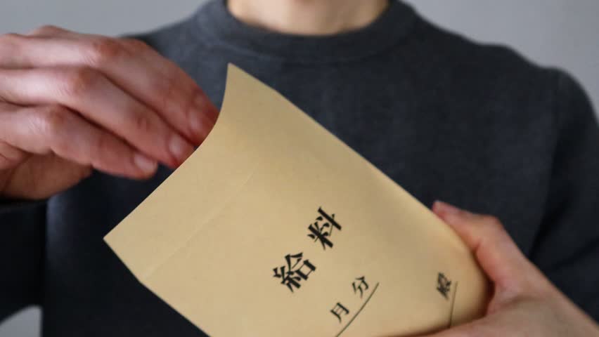 Japanese man taking out bills from his pay envelope.
Translation:salary, month, lord, 10000 yen, Bank of Japan, Bank of Japan note.