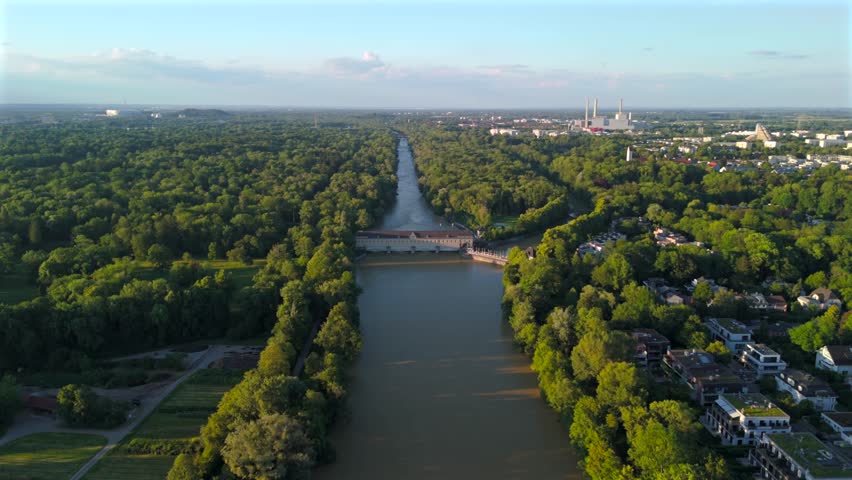 Stauwehr Oberfoehring Muenchen, Bayern, Deutschland Luftaufnahme im Sommer. Dam on Isar River in Munich, Germany aerial view in summer. Top view of the English Garden and the dam on the River Isar. 