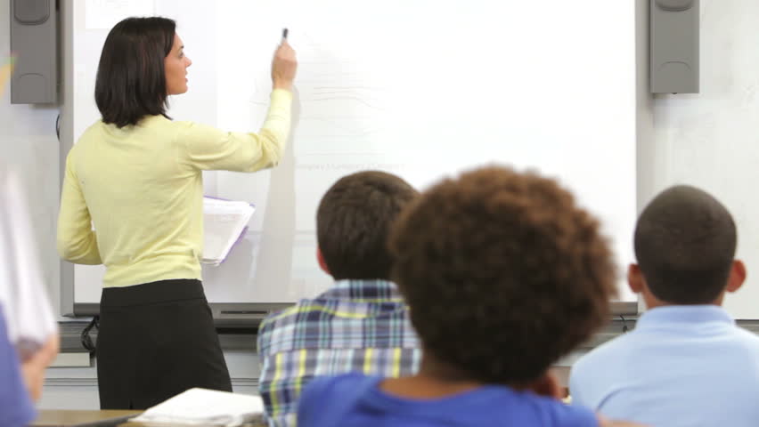 Слежу за учителем. Teacher asking a question.