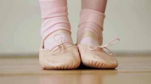 Child's ballet shoes - Rack focus as a little girl points her toe forward in pink leather ballet shoe Vídeo Stock