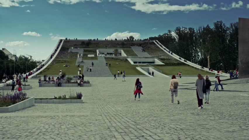 Kanada 25 april 2019 Urban Park with Modern Architecture and Visitors Enjoying Outdoor Space