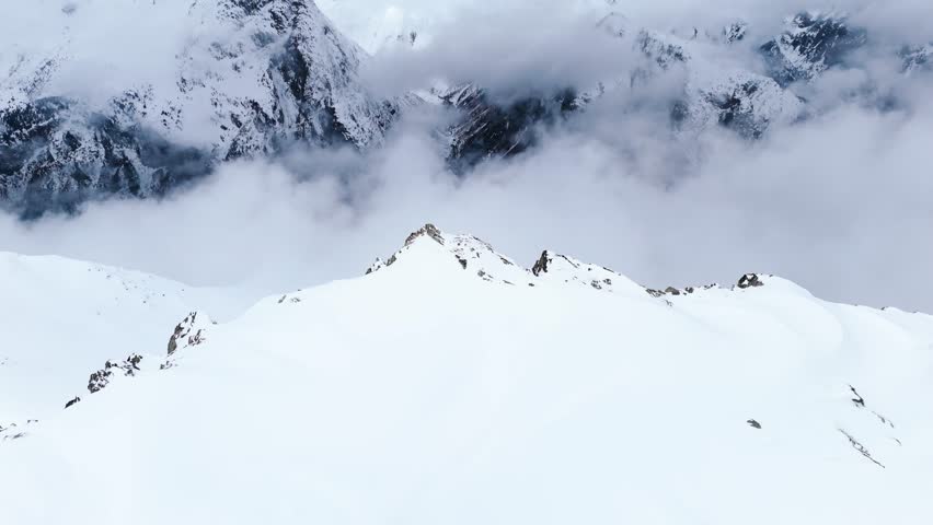 Revealing the vast mountain range under heavy snow in the French Alps