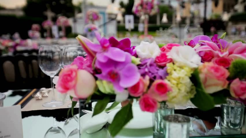  Elegant Mother’s Day Table Setup with Flowers   – Beautiful Celebration Scene with Coastal Floral Décor and Heartfelt Atmosphere 