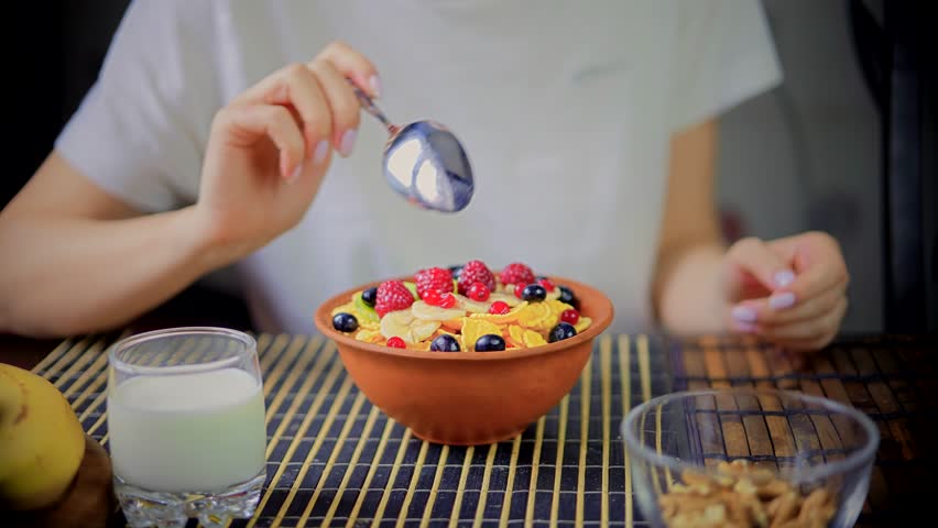 Weight Loosing Diet Healthy Breakfast With Strawberries. Healthy And Delicious Food. Crunchy Granola Cereals Breakfast. Bowl Of Muesli Cereals. Organic Vegan Diet. Proper Nutrition Dieting Gluten Free