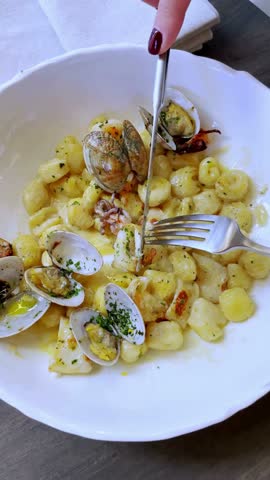 : Delicious Plate of Seafood Pasta in 4K Ultra HD – Fresh Shrimp, Mussels, and Clams with Spaghetti in a Rich Garlic and White Wine Sauce

