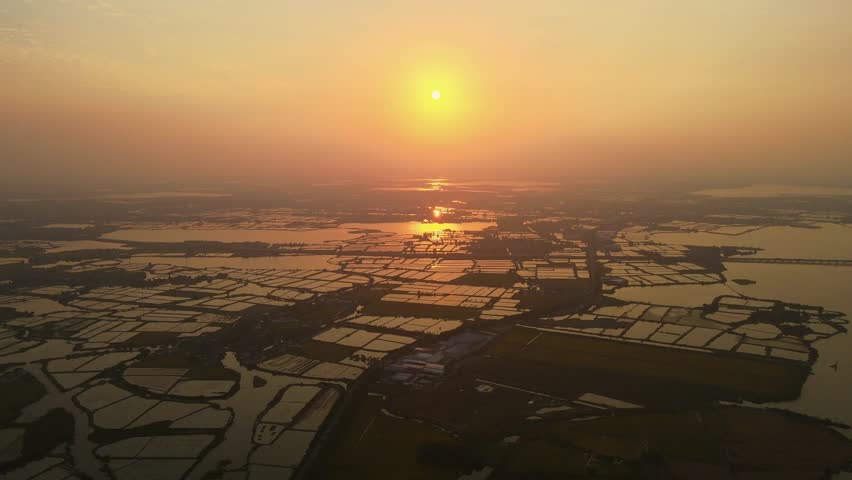 Sunset over Taihu Lake in Suzhou, Jiangsu Province creates stunning views