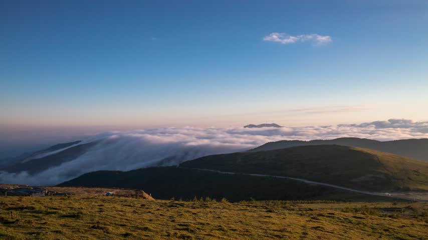 Wutai Mountain sunrise reveals stunning beauty above the clouds