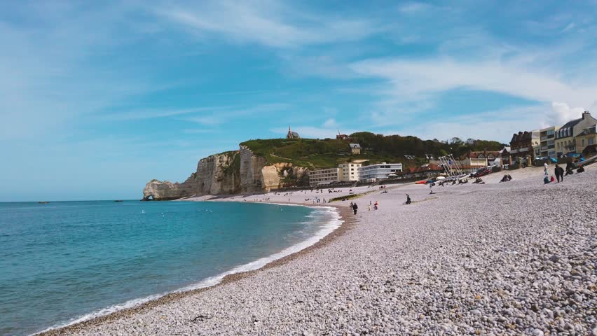 Plage d’Etretat beach during low tide, chalk cliffs, natural arches, the Amont Cliff, Tilleul Beach in the Etretat Chalk Complex, la Manche Channel (English Channel), Normandy, France.