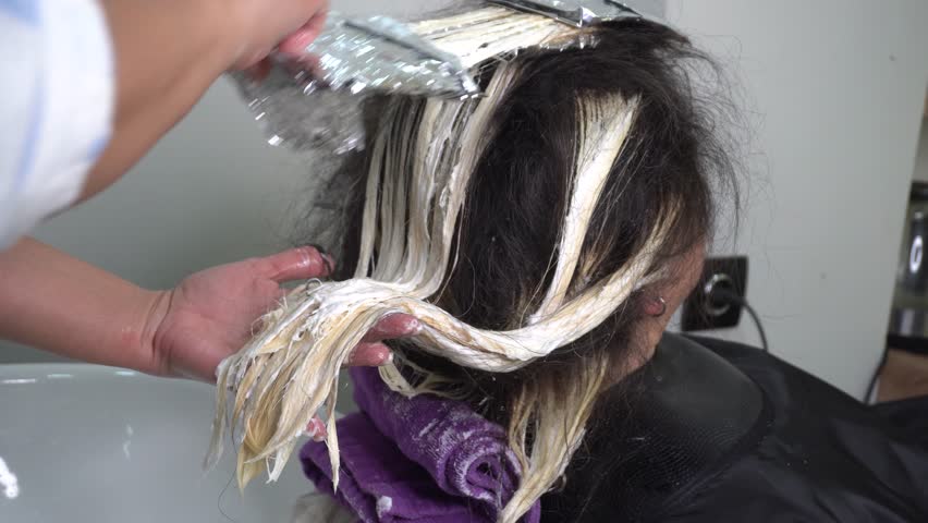 Decolorizing hair with plex bleaching powder