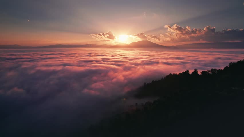 Sunrise over the cloud sea at Jingmai Mountain in Yunnan
