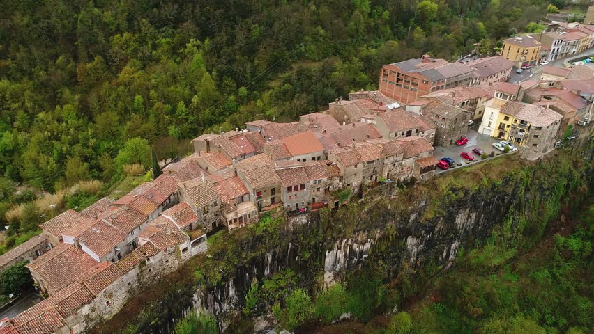 Medieval buildings line cliff’s edge, Castellfollit de la Roca mountain scenery