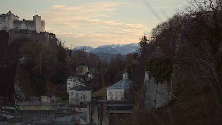 Festung Hohensalzburg Stadt Salzburg, Oesterreich Blick von der Aussichtsplattform im Winter. Hohensalzburg Fortress on Festungsberg Salzburg, Austria view from the observation deck in winter. 