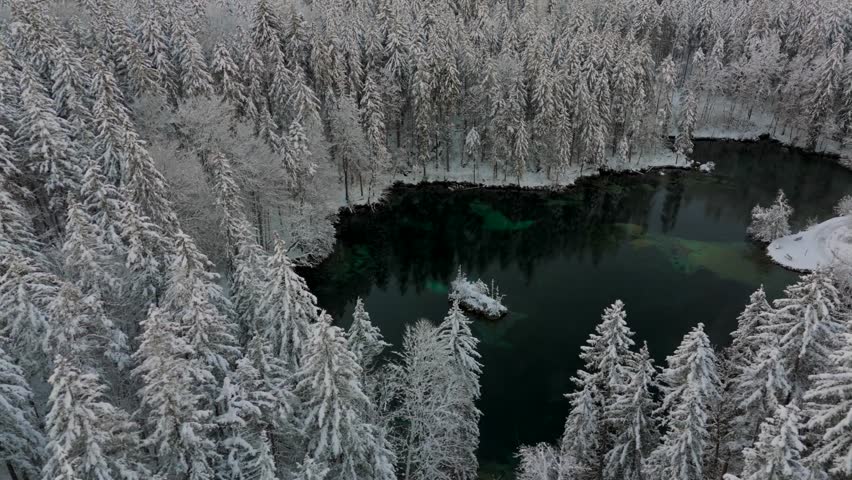 Badersee kleiner Bergsee in Grainau bei Garmisch-Partenkirchen, Deutschland Luftaufnahme im Winter. Mountain lake in Greinau with crystal-clear water of emerald green color, aerial view in winter. 