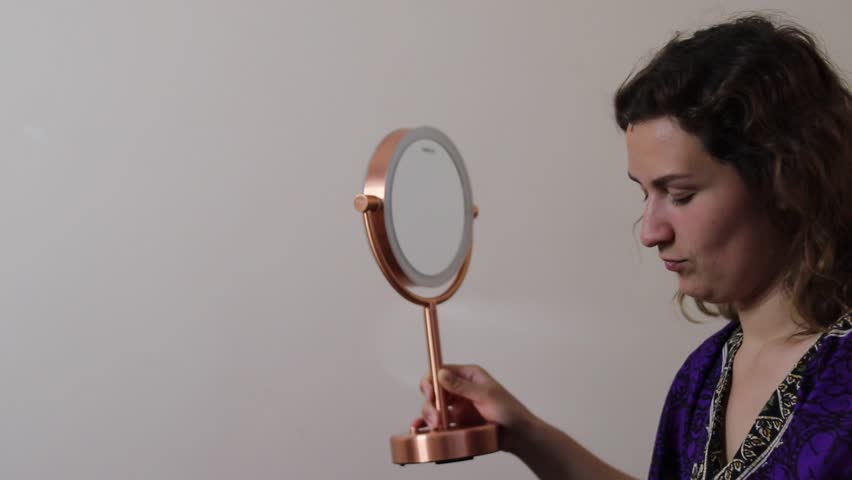 girl looks in the mirror and dresses Non-la.