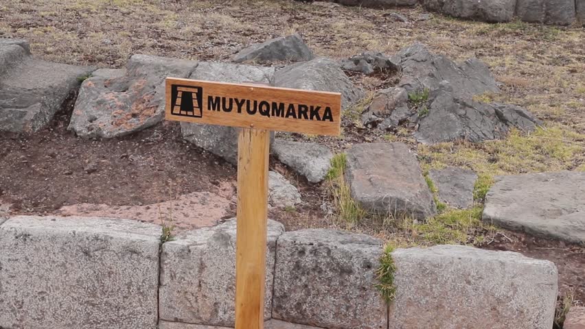 A directional sign to the tower located within the Sacsayhuaman fortress. Translation: Tower.