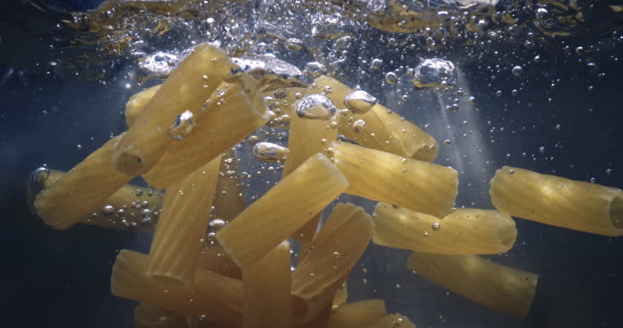Super Slow Motion ofFresh Broccoli Florets Boiling in Clear Water. Close-Up of Healthy Green Vegetables in Motion Underwater, Showcasing Nutrition, Organic Cooking and Clean Eating in High Definition.