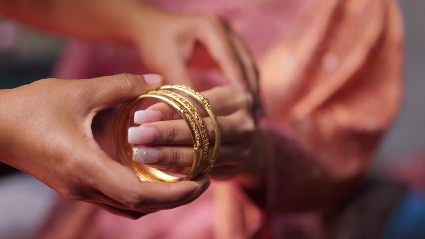 Bridal Wearing Wedding Gold Bangles