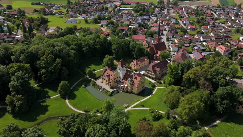 Luftbild Schlosses und Wassergrabens liegt im Sueden Gemeinde Schoenau Rottal, Niederbayern, Deutschland. Niederbayerischen Landkreis Rottal-Inn. Aerial view of castle and pond Wasserschloss Schonau. 