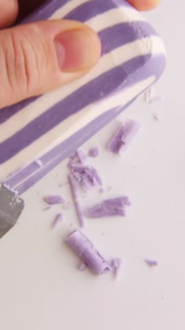 The dark blue striped soap is precisely cut into curls, detailed texture and smooth movements. This ensures ASMR satisfaction and a relaxing atmosphere.