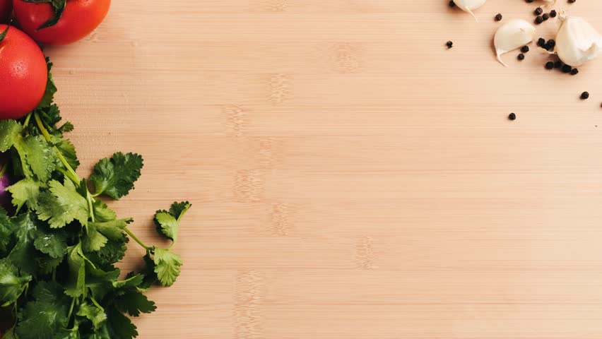 Raw pork liver is cut in half on a wooden cutting board for cooking. It is popularly stir-fried with fragrant flowers. It is very delicious.