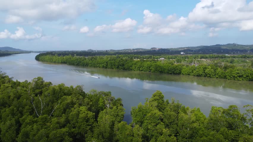 The beauty of the curve of the river in Kalimantan waters which are squeezed by Kalimantan forests like the Amazon River