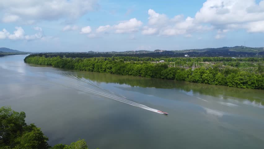 The beauty of the curve of the river in Kalimantan waters which are squeezed by Kalimantan forests like the Amazon River