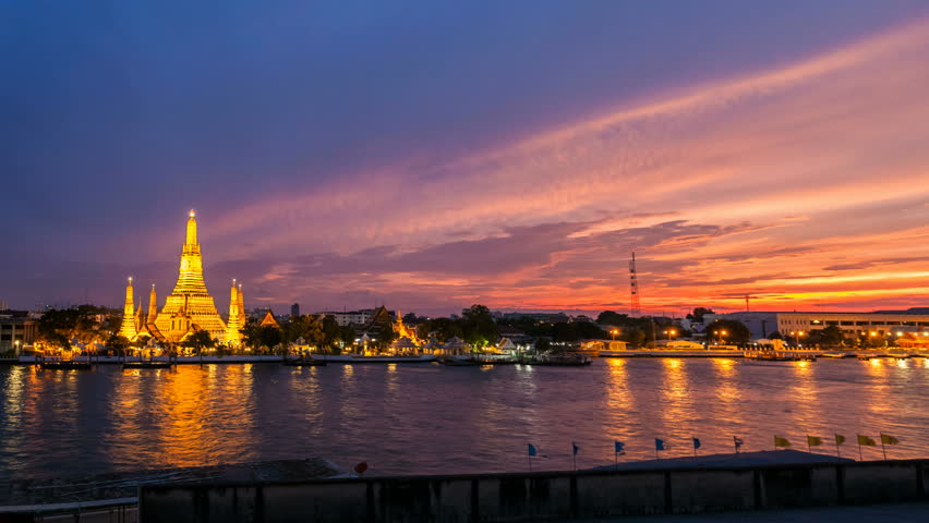 WAT ARUN TEMPLE AT SUNSET - Bangkok Timelapse