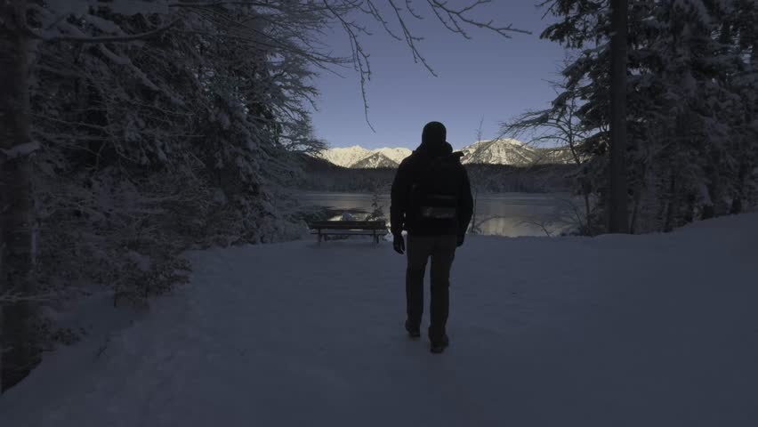 Winterliche Wanderung rund um den Eibsee bei Garmisch-Partenkirchen, Deutschland. Idyllische Landschaft, verschneiter Weg, klare Luft und beeindruckende Ausblicke auf Berge und See. Eibsee loop trail
