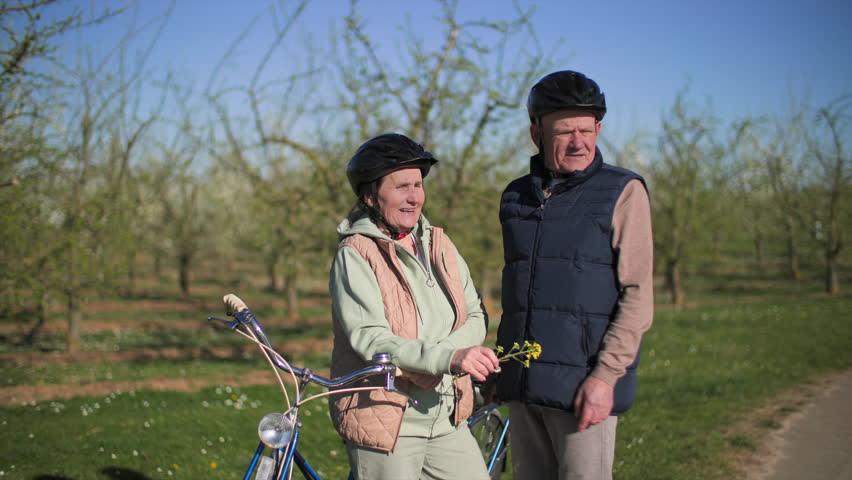 During rest stop, an elderly couple shares their vivid impressions of traveling