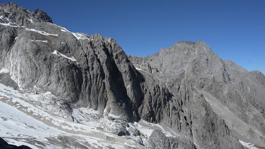 Jade Dragon Snow Mountain,Yunnan,Kunming,China,snowy peaks,majestic views,high altitude,serene landscape,travel destination,pristine snow,cultural heritage,adventure tourism,stunning panorama