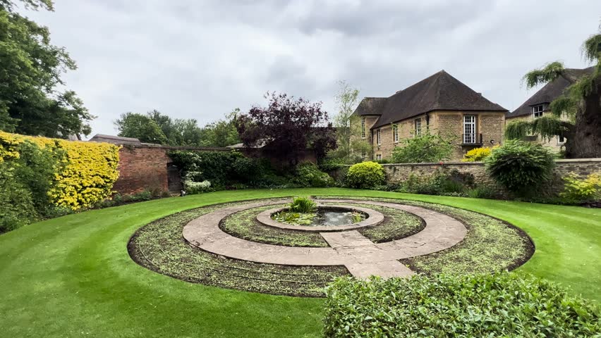 Oxford Round Circular Garden Pond Landscaping